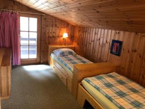 1 Schlafzimmer mit 2 Betten in einem Blockhaus in der Unterkunft Waldklause in Schönau am Königssee