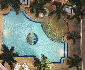 una vista aérea de una piscina con palmeras en Hotel Tativan, en Valledupar