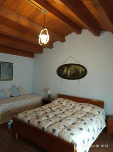 a bedroom with two beds and a ceiling at agriturismo la scuderia in Galzignano