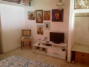 A television and/or entertainment centre at Apartamentos El Pintor