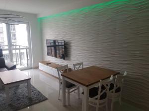 Televízia a/alebo spoločenská miestnosť v ubytovaní Apartament VIP