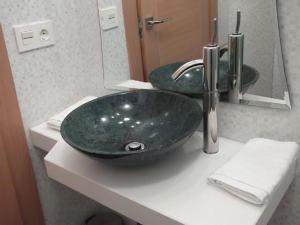 A bathroom at Casa Rural El Torreón II