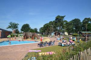 Hồ bơi trong/gần Lodge 4 personen camping de Molenhof