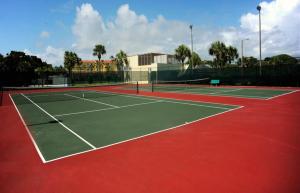 Tenis alebo squash v ubytovaní Ocean Life Beach Condo - Only Steps to the Beach alebo jeho okolí