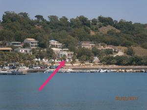 a pink arrow in the water next to a harbor at Casa Serra in Porto Palo