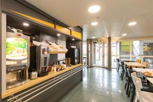 B&B HOTEL Laval Changé tesisinde mutfak veya mini mutfak