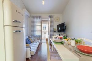 una cucina e un soggiorno con frigorifero bianco di J-HOME a Lucca