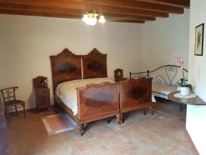 a bedroom with a bed and a table at agriturismo la scuderia in Galzignano