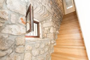 uma escada de pedra com uma janela numa parede de pedra em Apartments Santa Maria em Dubrovnik