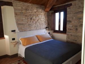 ペンナビッリにあるIl Gelso Room&breakfastの石造りの壁のドミトリールーム(ベッド1台)