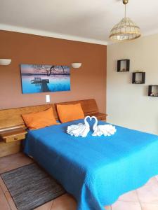 een slaapkamer met een bed met een blauwe sprei bij Casa do Poco in Armação de Pêra +28 foto's
