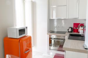 cocina con microondas y nevera en Apartments Porta Venezia - Milan downtown, en Milán