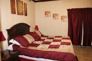 1 dormitorio con 1 cama con manta a cuadros en Sonoran Sky 1BR Upper SKY 1406 by Casago, en Puerto Peñasco