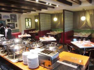מסעדה או מקום אחר לאכול בו ב-Crown Regency Hotel Makati