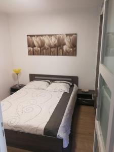 - une chambre avec un lit et du parquet dans l'établissement Les Charmettes de la Côte - Entre mer et montagne, à Carros