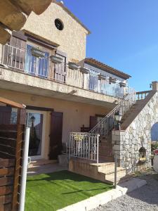 une maison avec des escaliers et une pelouse verte dans l'établissement Les Charmettes de la Côte - Entre mer et montagne, à Carros