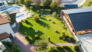 an overhead view of a park with a swimming pool at Hotel Eurosol Seia Camelo in Seia