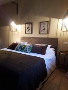 a bedroom with a large bed and two lights at Ihr neuer Lieblingsplatz in Meran in Merano
