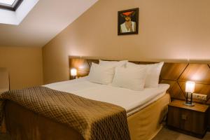 Una cama o camas en una habitación de Diplomat Hotel