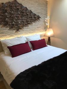 Santo Estêvão的住宿－Casa do Sobro，卧室配有带红色枕头的大型白色床