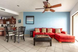 A seating area at Sonoran Sea 2BR SSW 606 by Casago