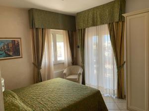 A bed or beds in a room at Hotel Residence Veliero Még 37 kép
