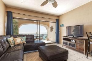 A seating area at Sonoran Sea 1BR SSW 510 by Casago