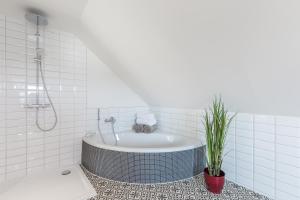 Koupelna v ubytování Nordic Wave Apartments + 37 fotografií