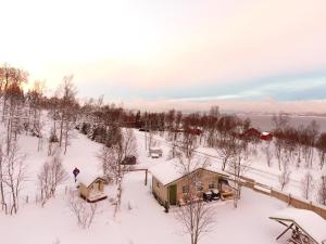 una vista aérea de una cabaña en la nieve en Marytun Cabins, en Mortenhals