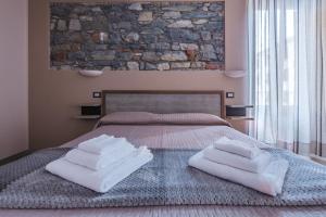 sypialnia z łóżkiem z dwoma ręcznikami w obiekcie VIA VENEZIA 76 w mieście La Spezia