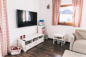 Televízia a/alebo spoločenská miestnosť v ubytovaní Chata HOME Stará Lesná