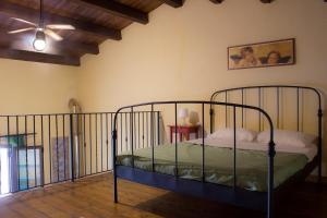 マツァーラ・デル・ヴァッロにあるMulino Bonacasaのベッドルーム1室(ベッド1台、シーリングファン付)