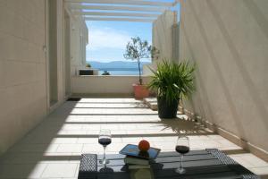 a hallway with two glasses of wine on a table at Apartments Villa Azzurra Bol in Bol
