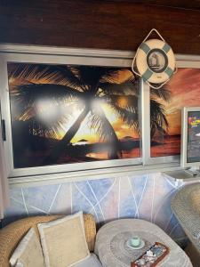 リッチョーネにあるHotel Residence Velieroの椰子の絵画