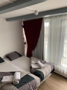 - une chambre avec deux lits en face d'une fenêtre dans l'établissement Hotel Restaurant Old Bridge, à Amsterdam