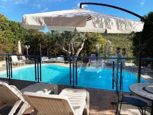 Bazén v ubytovaní B&B Villa del Sole Relais alebo v jeho blízkosti