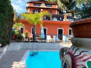 Bazén v ubytovaní B&B Villa del Sole Relais alebo v jeho blízkosti