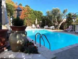 Bazén v ubytovaní B&B Villa del Sole Relais alebo v jeho blízkosti