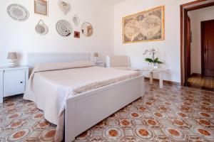カーポ・ドルランドにあるIn Riva al Mare B&Bのベッドルーム1室(ベッド1台、テーブル、椅子付)