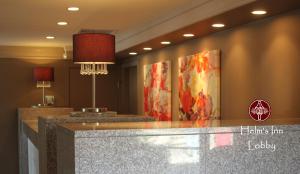 een hotellobby met schilderijen aan de muur en een balie bij Helm's Inn in Victoria +37 foto's