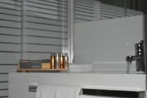 un mostrador de baño con una estantería con velas en ParkTower Suites en Beirut