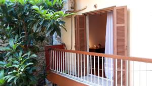 塞薩羅尼基的住宿－Peaceful Home，阳台设有开放式门,部分种有植物