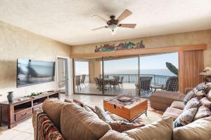 uma sala de estar com um sofá e uma televisão de ecrã plano em Sonoran Sea 3BR SSE 701 Upper by Casago em Puerto Peñasco