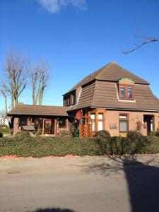 a large brick house with a roof at Haus-Scheel-2 in Burg auf Fehmarn