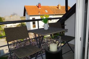 Balkón alebo terasa v ubytovaní Apartman studio SONAS 3 with free private parking