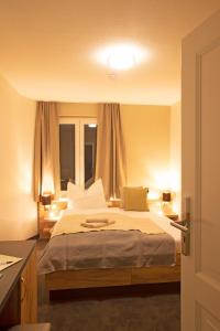Postel nebo postele na pokoji v ubytování Hotel & Gutsgasthaus Köberle