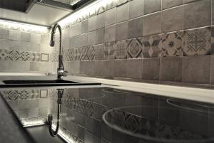 H2O RELAX APARTMENT في سان بيليغرينو تيرمي: حمام مع حوض ومغسلة