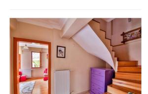 Cette chambre est dotée d'un escalier et d'une armoire violette. dans l'établissement YAĞMUR APARt, à Amasra