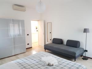 un salon avec un lit et un canapé dans l'établissement LAB3 City Private Apartment - 2 Bedrooms, à Pavia