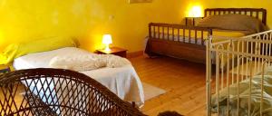 ein Schlafzimmer mit 2 Etagenbetten und einem Kinderbett in der Unterkunft la maison perchée in Le Vast